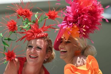 Habillés à leur meilleur: les amateurs de course ont lancé la Journée des femmes avec style au Derby d'Epsom Festival