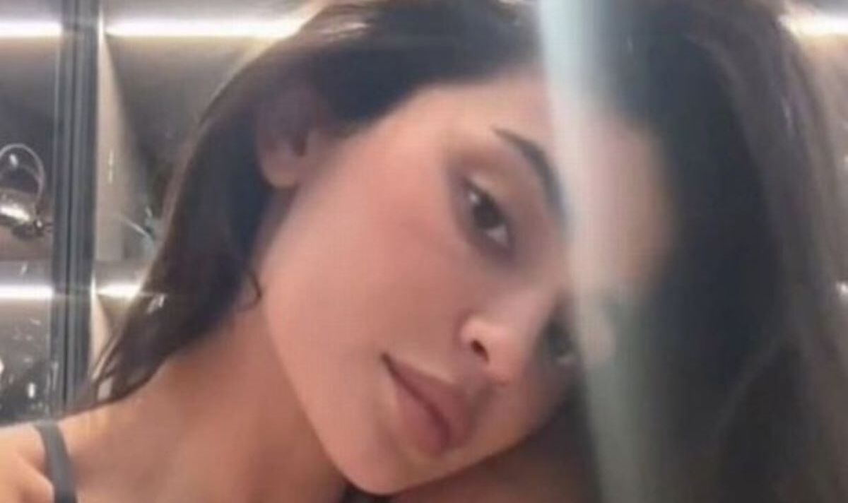 Kylie Jenner fait étalage de sa silhouette alors qu'elle déborde presque de son soutien-gorge en s'habillant