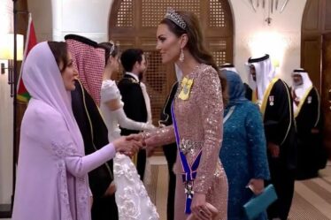 La princesse Kate étourdit dans une robe à paillettes roses et un diadème Lover's Knot pour un banquet de mariage en Jordanie