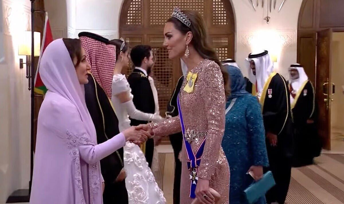 La princesse Kate étourdit dans une robe à paillettes roses et un diadème Lover's Knot pour un banquet de mariage en Jordanie