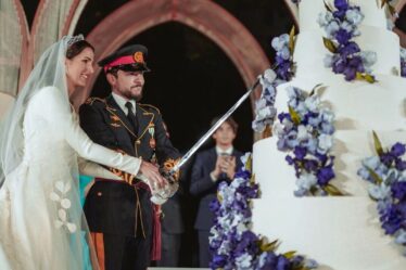 Le gâteau de mariage à sept niveaux de Jordan Princess était si gros qu'elle a utilisé une épée pour le couper