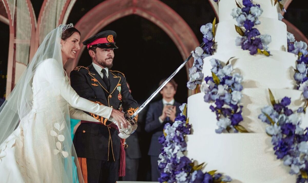 Le gâteau de mariage à sept niveaux de Jordan Princess était si gros qu'elle a utilisé une épée pour le couper