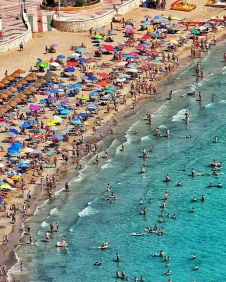 Les touristes britanniques ont émis un avertissement de vacances pour l'Espagne en raison de la pollution et des plages de caca