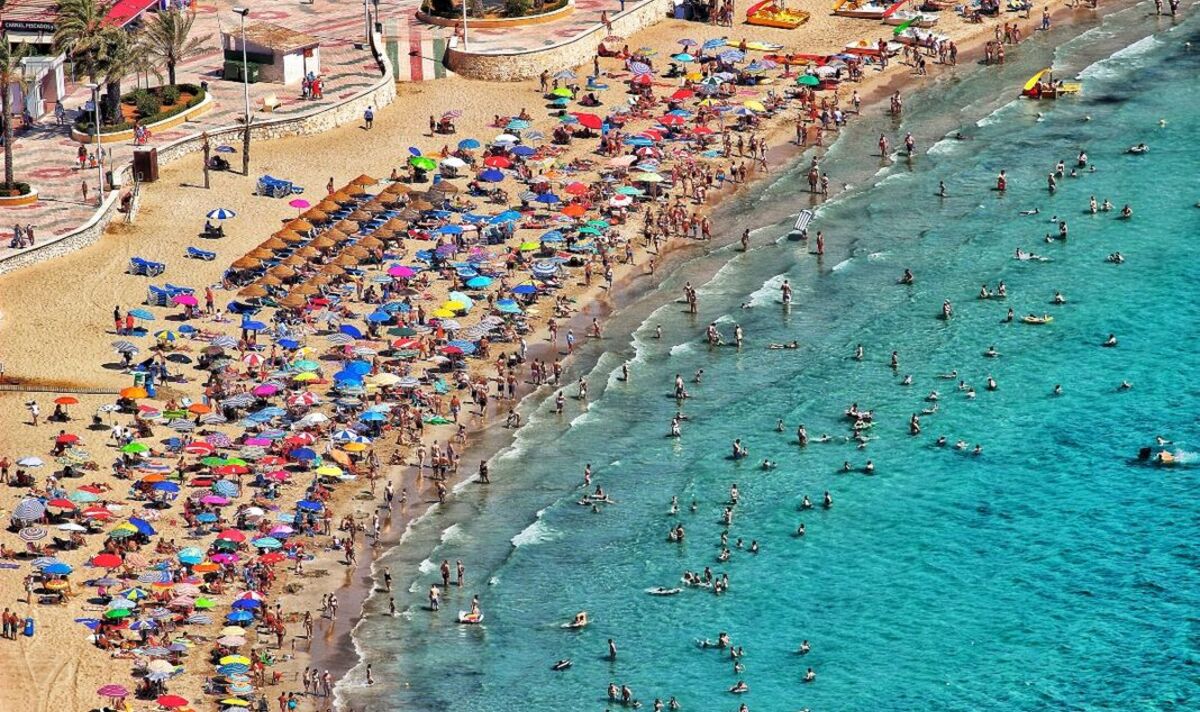 Les touristes britanniques ont émis un avertissement de vacances pour l'Espagne en raison de la pollution et des plages de caca