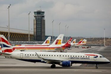 Misère pour les passagers BA "abandonnés" alors que le vol est retardé de 26 heures en Espagne