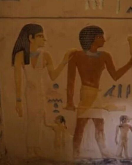 Percée de l'Égypte ancienne après une «fausse porte» dans «Un monde souterrain» découverte à l'intérieur d'une tombe