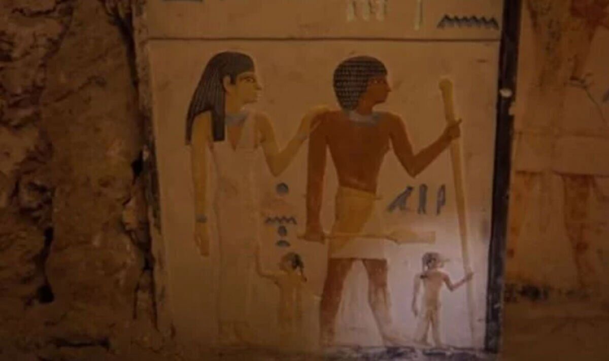 Percée de l'Égypte ancienne après une «fausse porte» dans «Un monde souterrain» découverte à l'intérieur d'une tombe