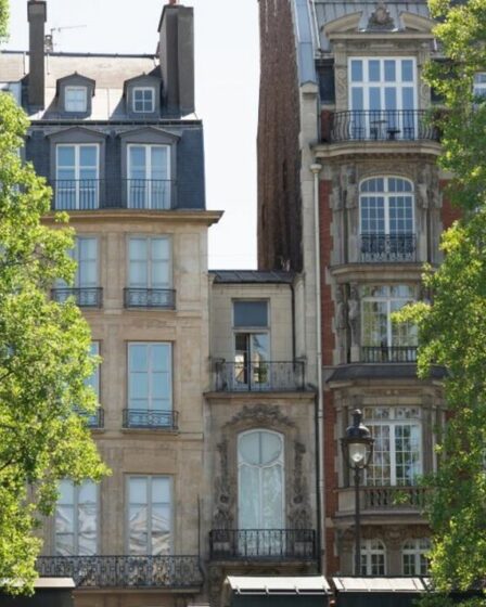 Un expatrié montre un petit appartement à Paris alors que la réalité de la vie dans la capitale française est exposée