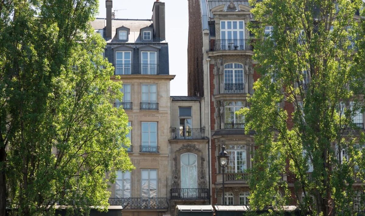 Un expatrié montre un petit appartement à Paris alors que la réalité de la vie dans la capitale française est exposée