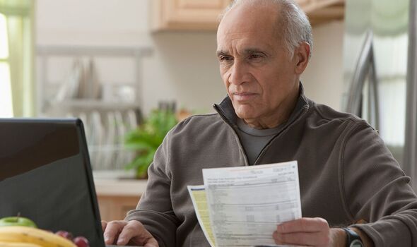 Un retraité vérifie ses factures