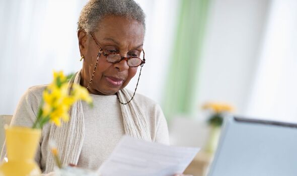 Une retraitée vérifie ses factures