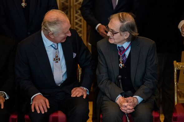 Sir Roger Penrose avec le roi Charles III en 2022