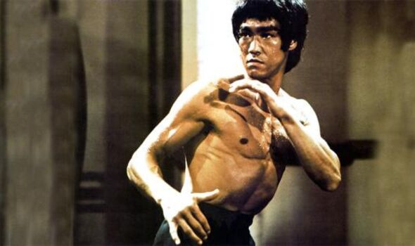 Bruce Lee en position de karaté