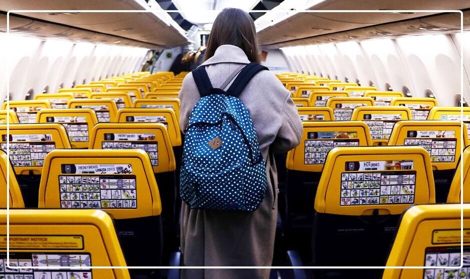 Femme avec sac de cabine sur avion Ryanair