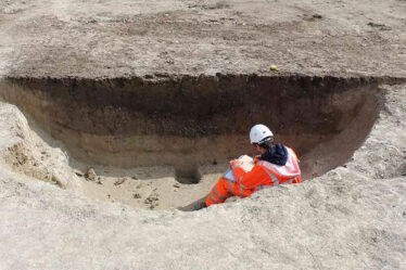 Des archéologues stupéfaits par 25 fosses mystérieuses datées de 4 000 ans de plus que Stonehenge