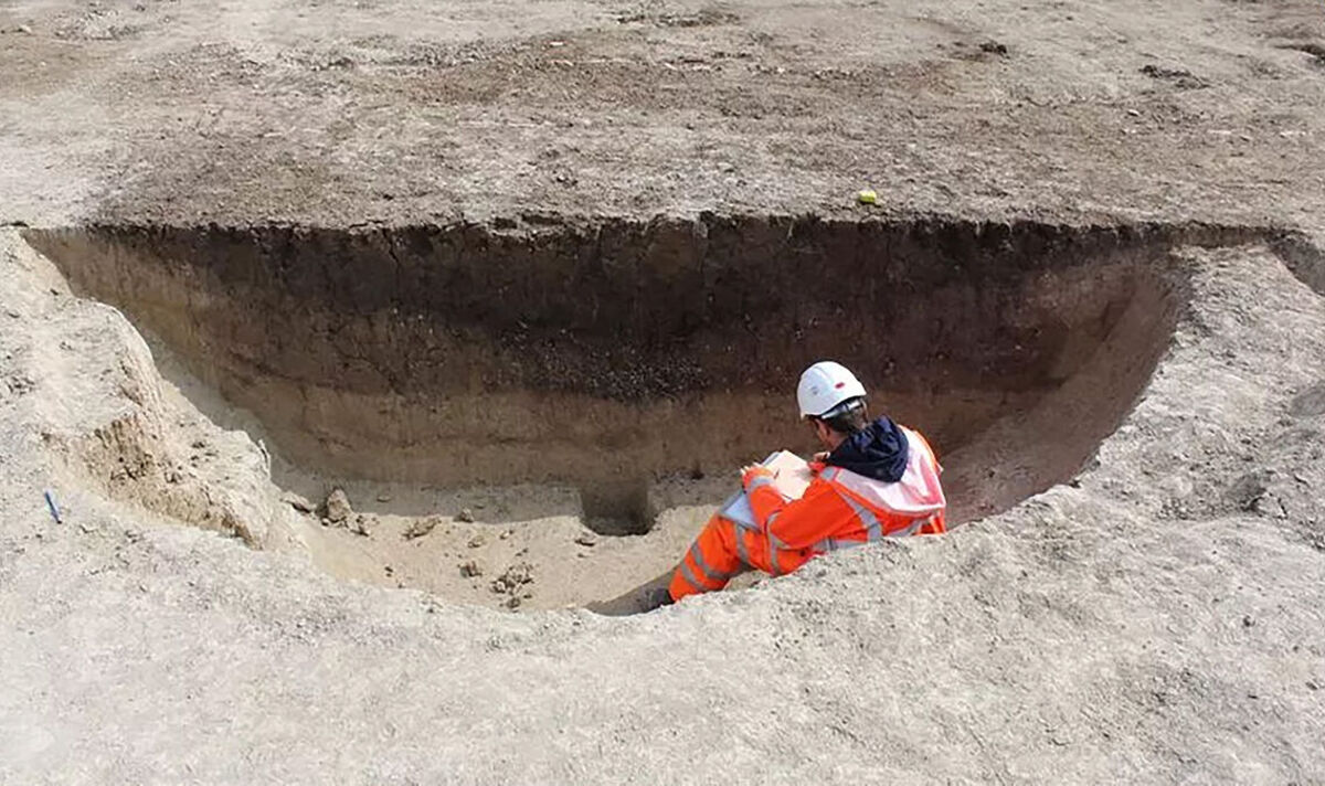 Des archéologues stupéfaits par 25 fosses mystérieuses datées de 4 000 ans de plus que Stonehenge