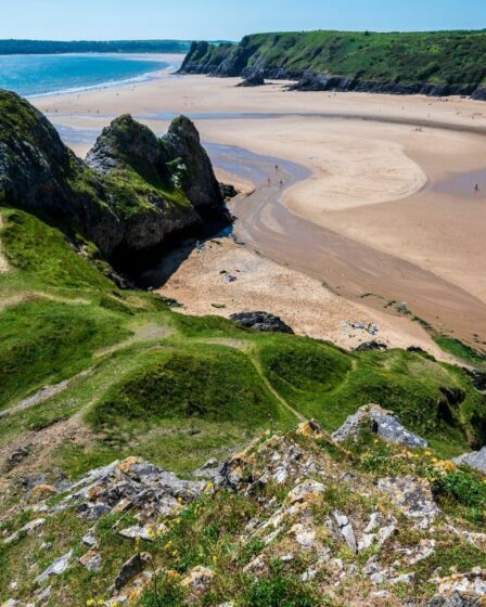 La plage nommée l'une des meilleures du Royaume-Uni a une eau claire et scintillante et aucun touriste