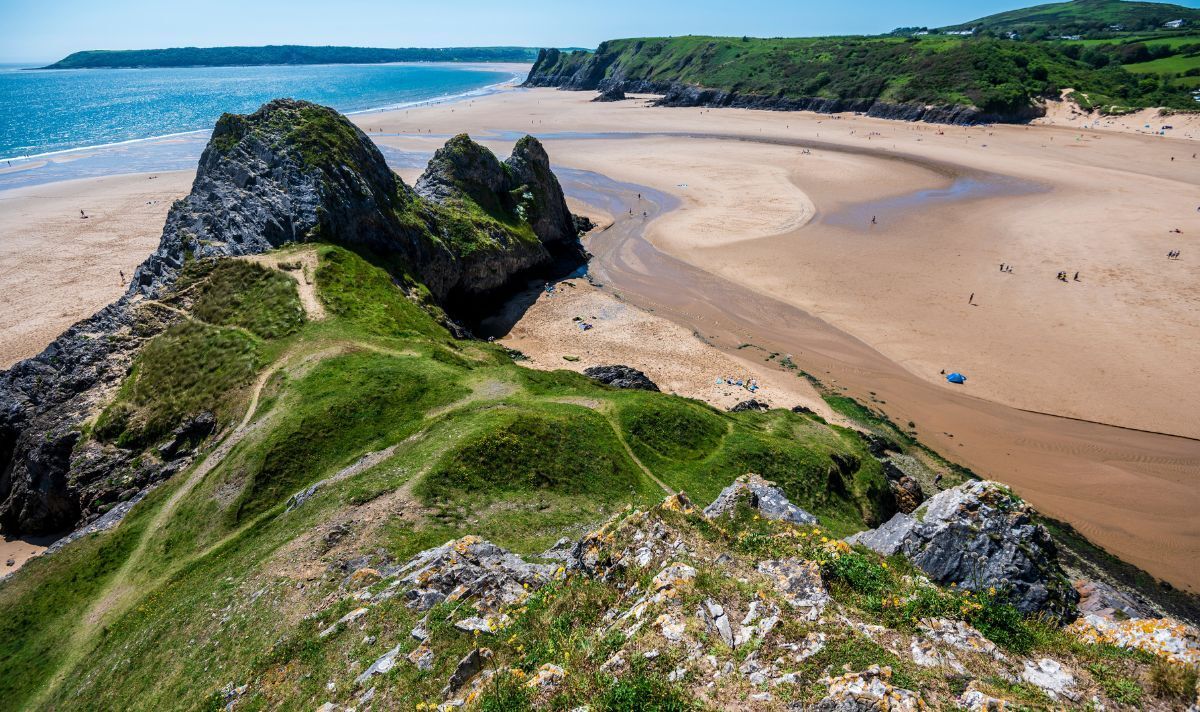 La plage nommée l'une des meilleures du Royaume-Uni a une eau claire et scintillante et aucun touriste
