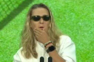 L'as de Wimbledon hué hors du terrain donne une conférence de presse épineuse après avoir fait le premier geste