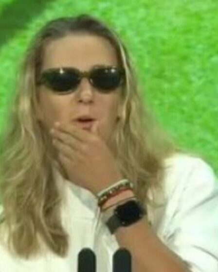 L'as de Wimbledon hué hors du terrain donne une conférence de presse épineuse après avoir fait le premier geste