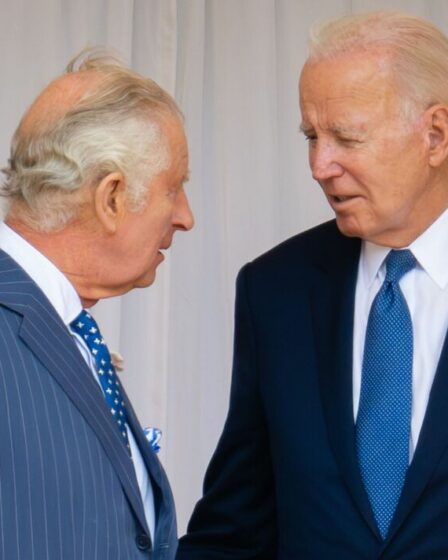 Le roi Charles "entièrement à l'aise" avec le président Joe Biden lui tapotant le dos