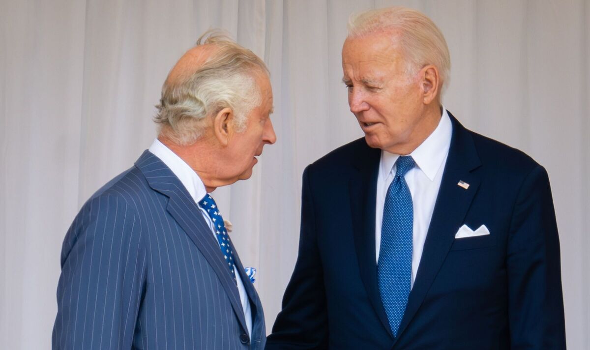 Le roi Charles "entièrement à l'aise" avec le président Joe Biden lui tapotant le dos
