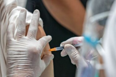 Les craintes du vaccin Covid sont annihilées alors que le DoH dit "aucune preuve" d'un lien avec une nouvelle condition