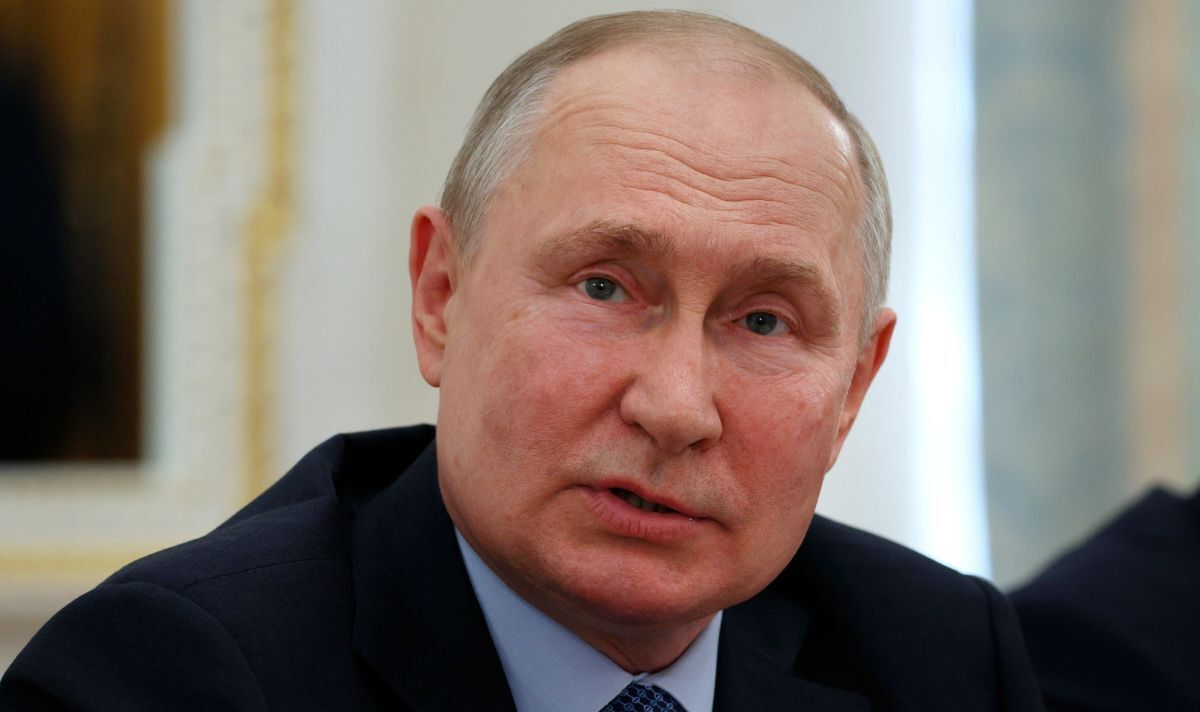 Poutine au visage rouge alors que le Kremlin est contraint de rechercher un missile nord-coréen dans les eaux russes