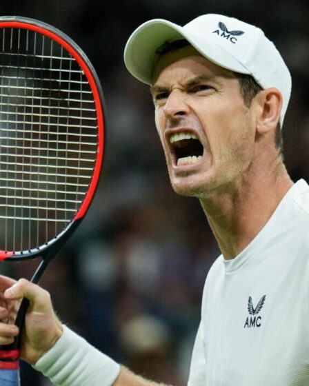 Wimbledon LIVE: Le couvre-feu voit le match d'Andy Murray suspendu après que la star a fondu en larmes