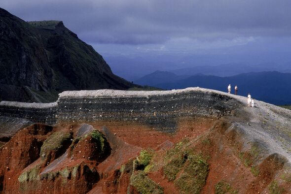 Les randonneurs marchent le long du bord volcanique de Tarawera