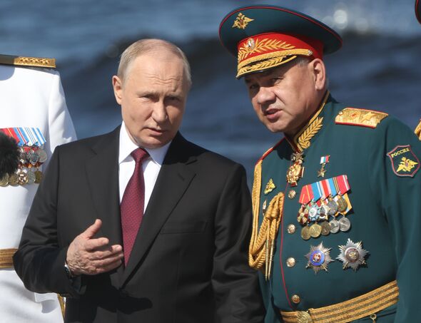 Vladimir Poutine avec le ministre de la Défense Sergueï Choïgou