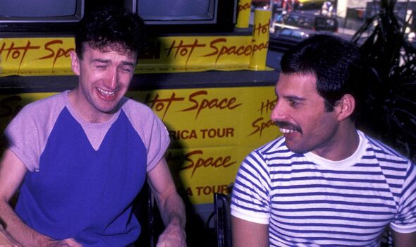 Freddie Mercury et John Deacon rient ensemble