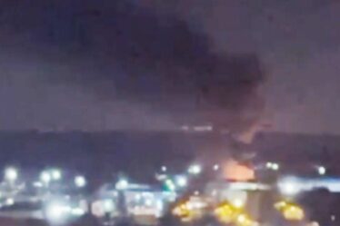 D'épais panaches de fumée noire s'élèvent au-dessus de Moscou alors qu'un énorme incendie fait rage dans la capitale russe