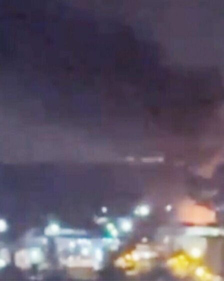 D'épais panaches de fumée noire s'élèvent au-dessus de Moscou alors qu'un énorme incendie fait rage dans la capitale russe