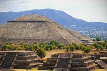 Des objets aztèques anciens "extraordinaires" "jamais vus" découverts dans une pyramide perdue