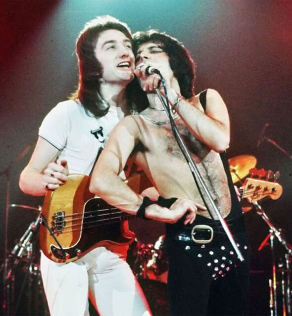 Freddie Mercury et John Deacon sur scène