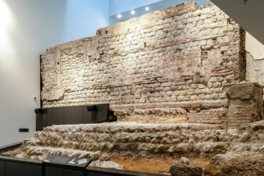 La section cachée du mur romain de Londres voit le jour dans une nouvelle exposition "brillante"