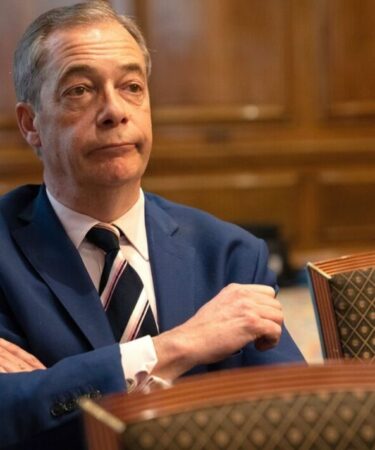 Le patron d'un groupe de campagnes publicitaires qualifie Nigel Farage de "fasciste" dans la ligne de dé-bancaire