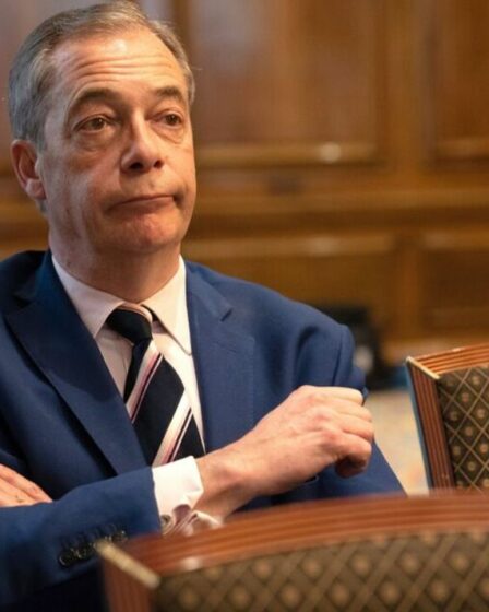 Le patron d'un groupe de campagnes publicitaires qualifie Nigel Farage de "fasciste" dans la ligne de dé-bancaire