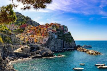 Le plus beau village du monde claqué alors que les touristes se sentent comme des «sardines en sueur»