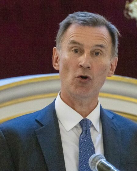 Les conservateurs exigent des réductions d’impôts après que les chiffres montrent que le Royaume-Uni a bénéficié d’une dette exceptionnelle de 11 milliards de livres sterling