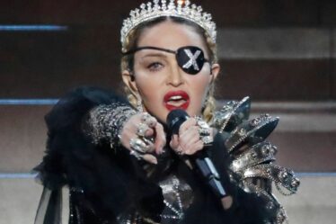 Madonna brise la couverture et détaille le report de la tournée de célébration après un tableau de bord effrayant de la santé des soins intensifs