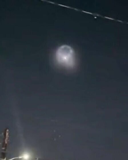 Moment mystérieux, un OVNI traverse le ciel nocturne - suscitant des craintes d'invasion : "Les extraterrestres existent !"
