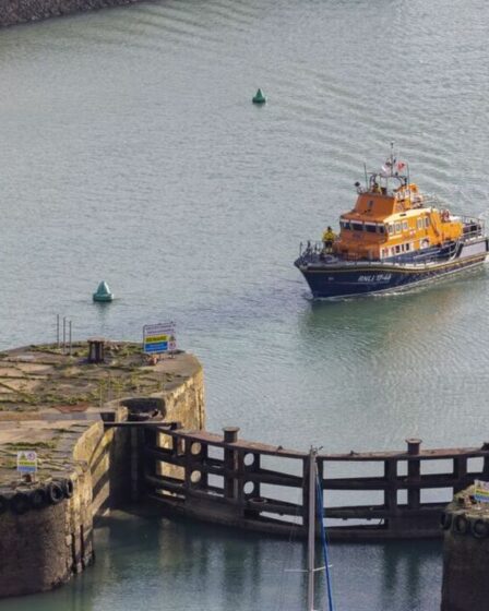 Quatre hommes arrêtés après la mort de six hommes alors qu'un bateau chavirait lors de la traversée de la Manche