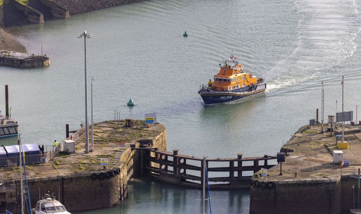 Quatre hommes arrêtés après la mort de six hommes alors qu'un bateau chavirait lors de la traversée de la Manche
