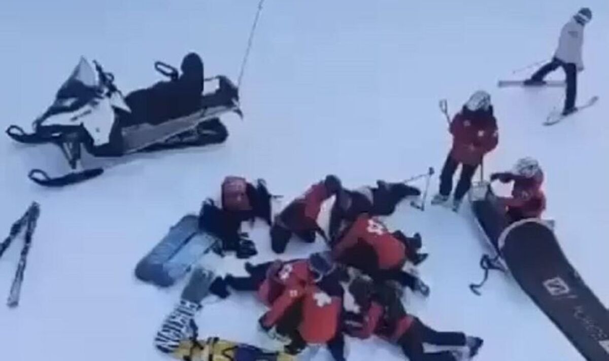 Quatre skis plongent au sol alors que le télésiège se détache du câble de la station de ski