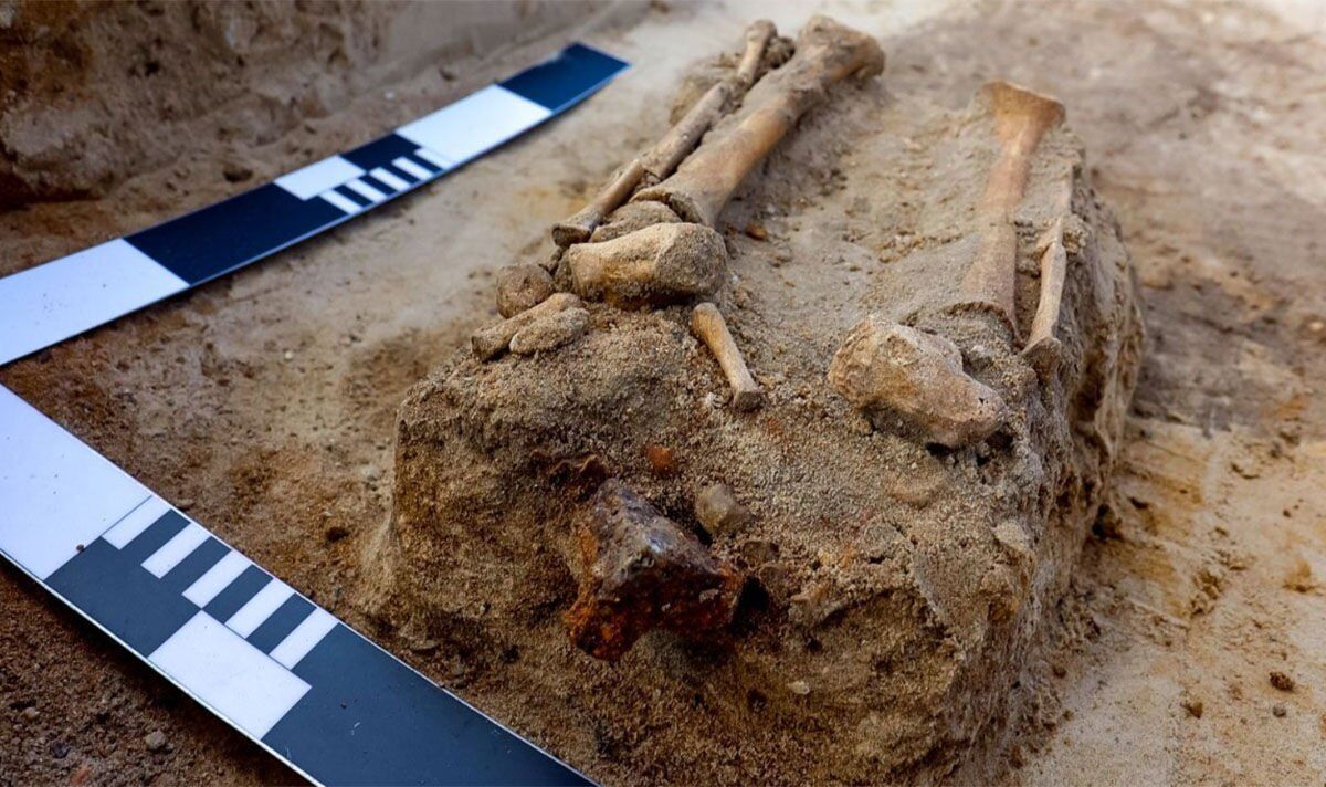Un « enfant vampire » du XVIIe siècle avec une cheville cadenassée découvert dans une « nécropole » polonaise