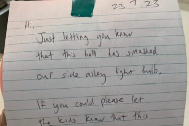 Un homme envoie une note à ses voisins après que le ballon de l'enfant ait franchi la clôture une fois de trop