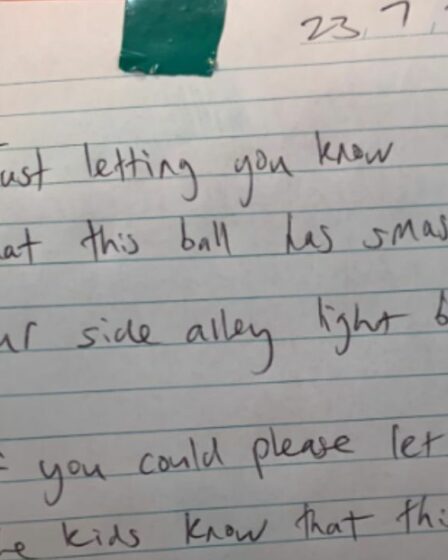 Un homme envoie une note à ses voisins après que le ballon de l'enfant ait franchi la clôture une fois de trop