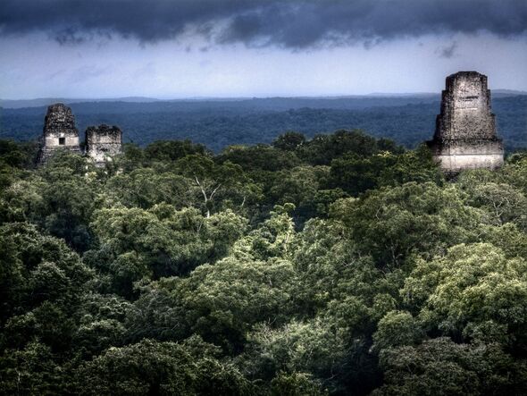 Tikal, une grande partie de la ville se trouve profondément sous la jungle